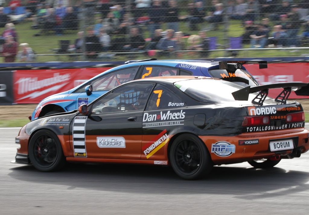 Martin Andersen klemmer sig forbi Jacob Borum på publikums langsiden
(Foto: Motorsporten.dk)